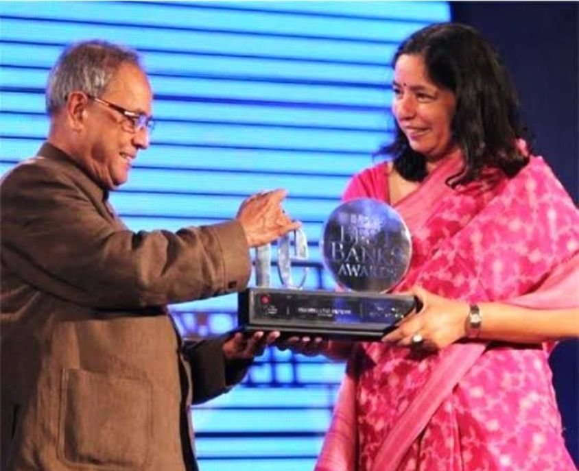 Sikha Sharma with her Award 