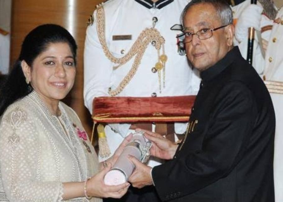 Mallika Srinivasan with Award