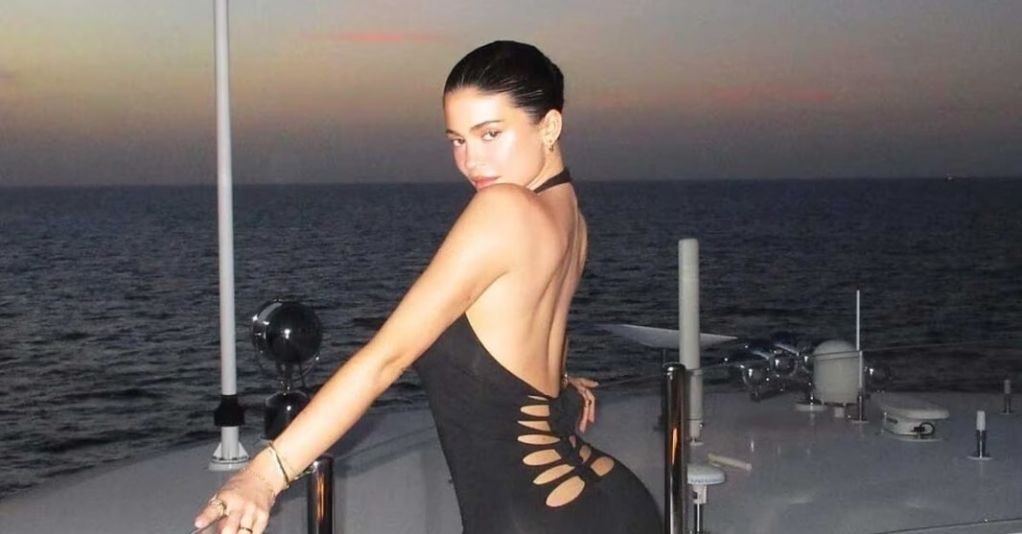 Kylie Jenner Gets All Wet & Out From An Ocean In A Black Sultry Bikini Flaunting Her Hourglass Figure!! Check it out 