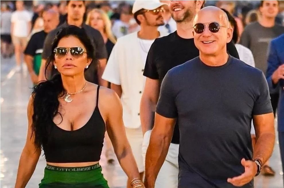 Lauren Sanchez Wore a $15.2K Diamond and Gold Necklace While Out in Croatia with Jeff Bezos!! Check it out