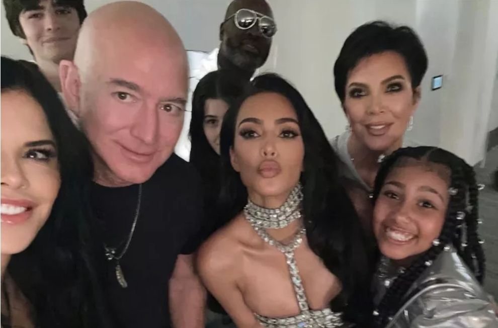 Kim Kardashian hangs out with Jeff Bezos at Beyonce's Birthday show in Los Angeles!! Check it out